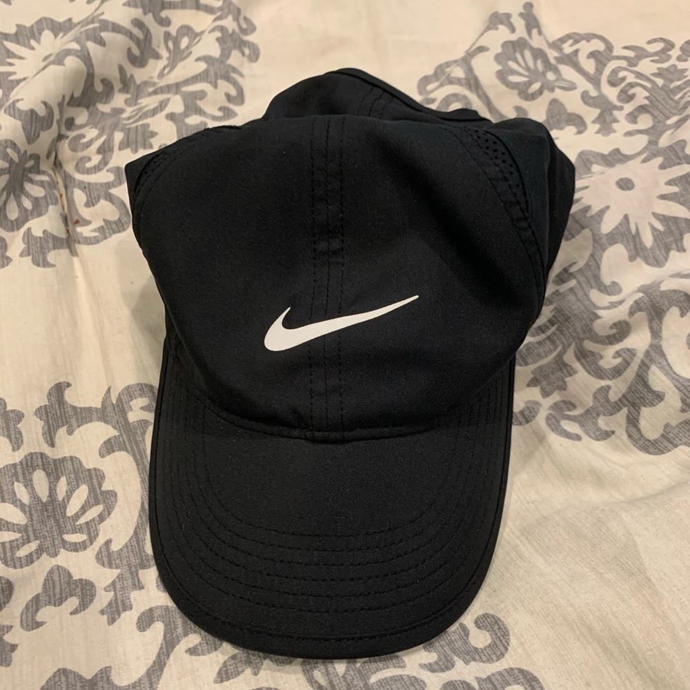 Nike “Featherlight” Dri-Fit black hat OS